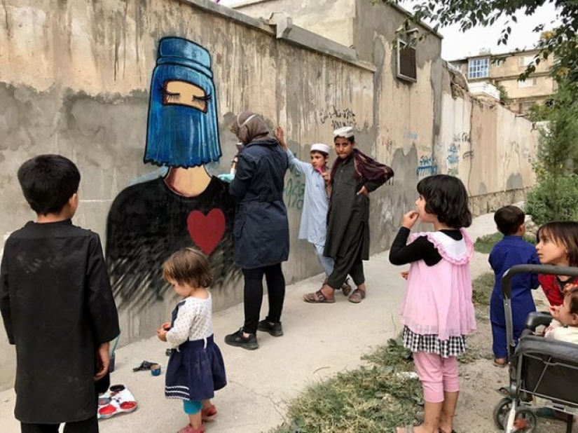 Mujeres y guerra: conmovedoras obras de la primera artista de graffiti afgana Shamsia Hassani Mujeres y guerra: conmovedoras obras de la primera artista de graffiti afgana Shamsia Hassani