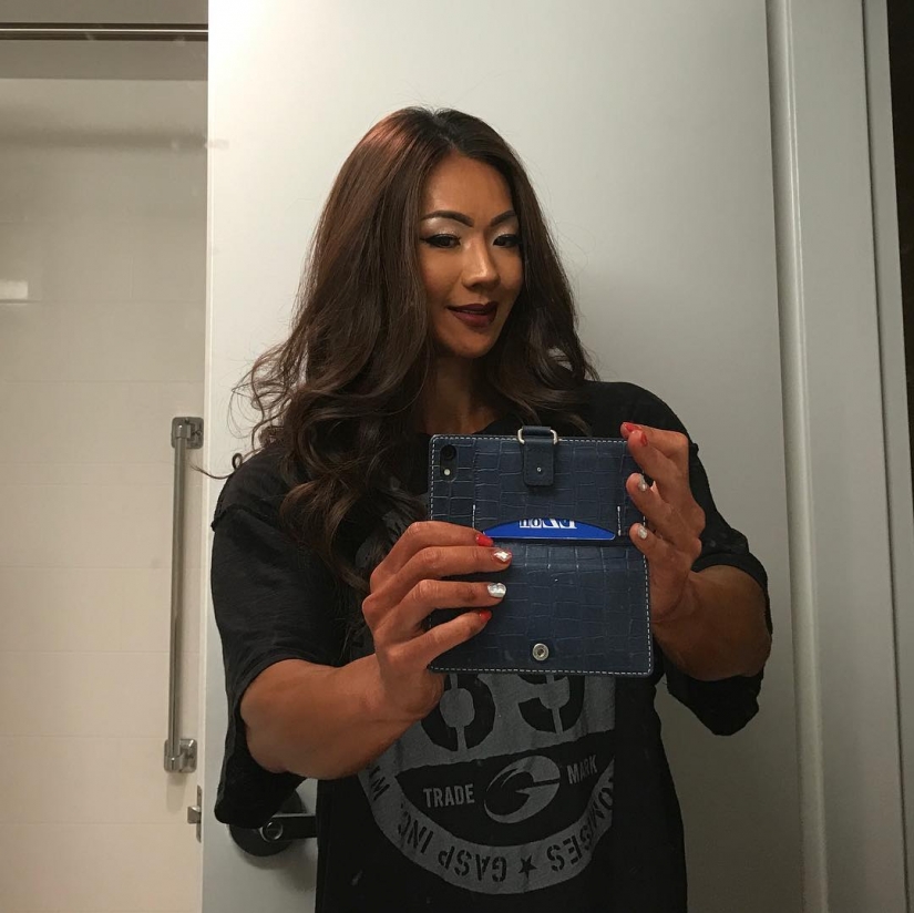 "Muscle Barbie" from South Korea with an angelic face and the body of a monster