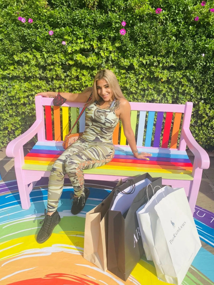 Muslim woman from Britain quit her job in a bank to become a webcam model: her family is in shock Muslim woman from Britain quit her job in a bank to become a webcam model: her family is in shock