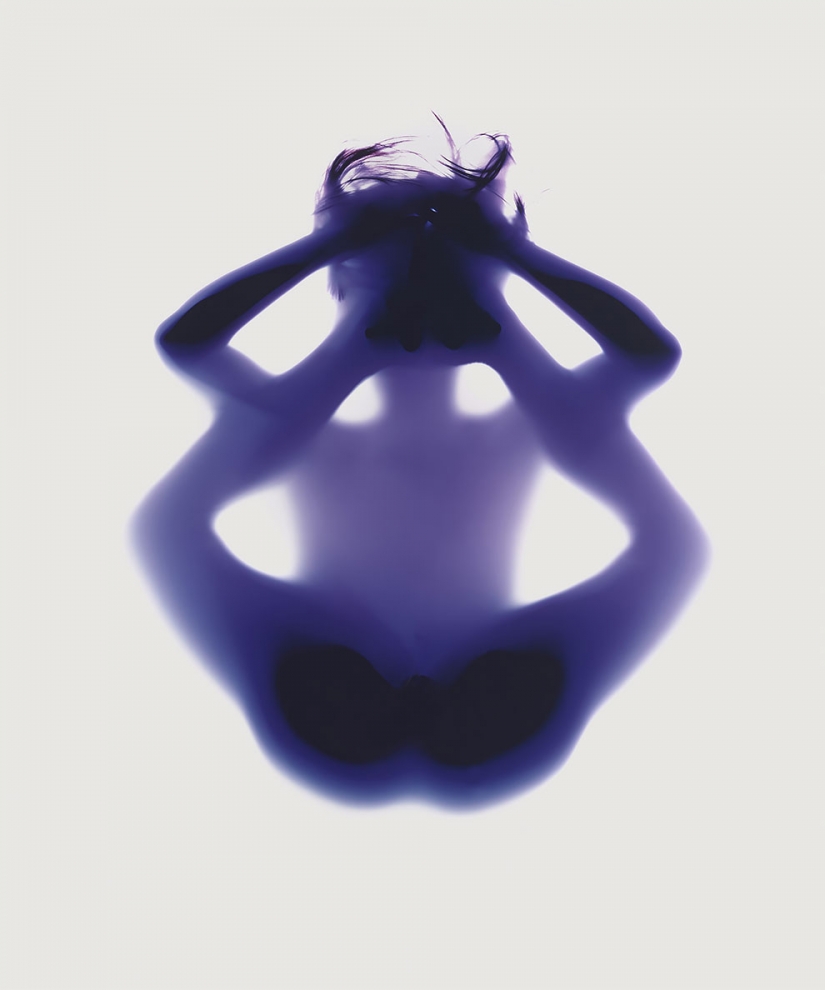 Naked yoga and no camera: the look of the classic asanas from the bottom