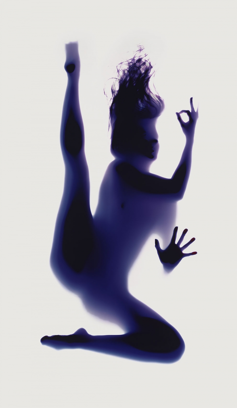 Naked yoga and no camera: the look of the classic asanas from the bottom