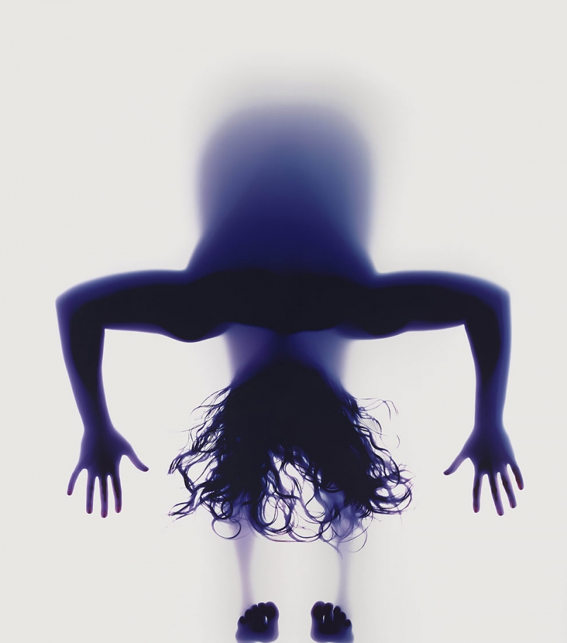 Naked yoga and no camera: the look of the classic asanas from the bottom