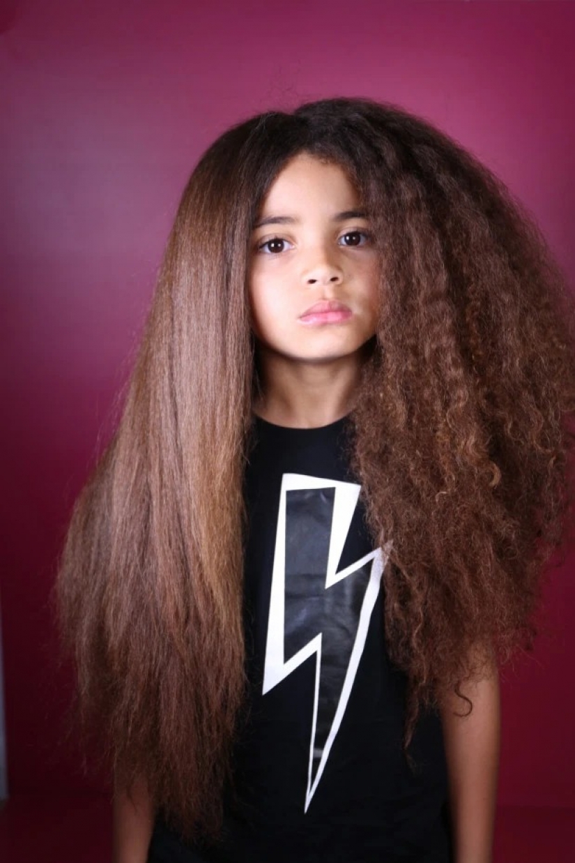 Neither boy nor girl: what kind of trick invented by a mother to her son has allowed to go to school with long hair