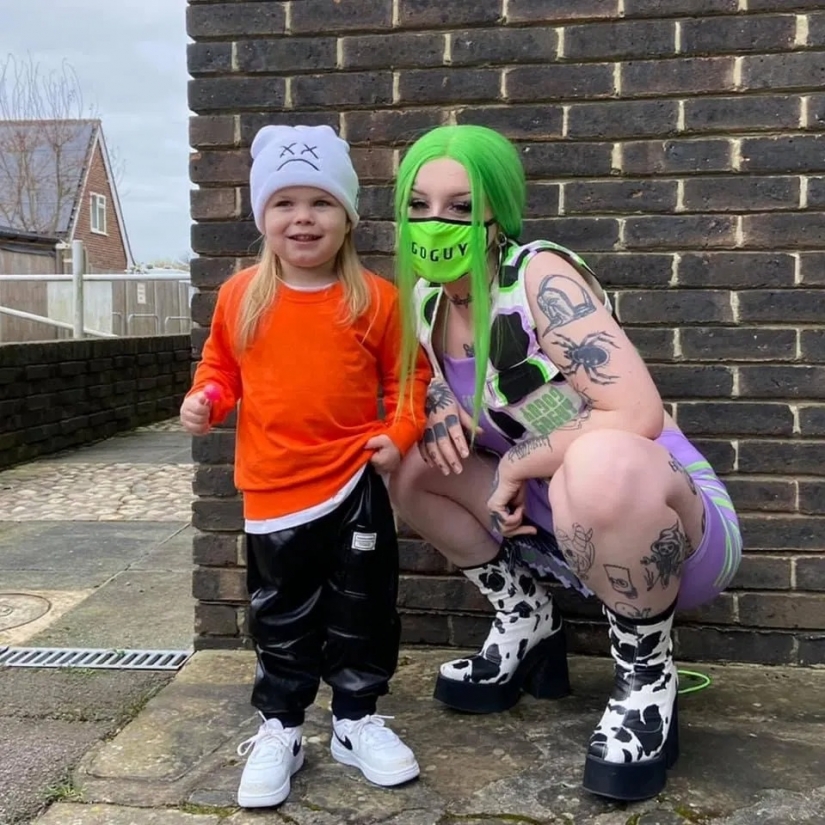 No es una prostituta, pero el estilo es así: los trolls insultan a una joven madre a causa de trajes reveladores No es una prostituta, pero el estilo es así: los trolls insultan a una joven madre a causa de trajes reveladores