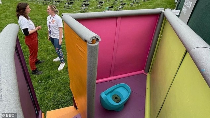 No queues in the women's bathroom! In Britain, they invented a female urinal