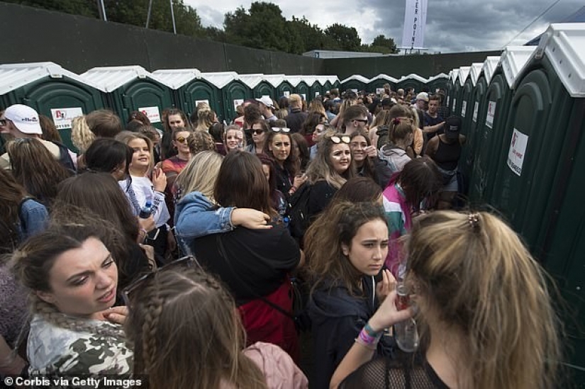 No queues in the women's bathroom! In Britain, they invented a female urinal