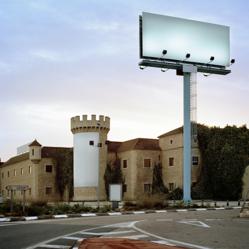 "¡No tienes Adblock!": el artista imaginó cómo sería la vida sin publicidad