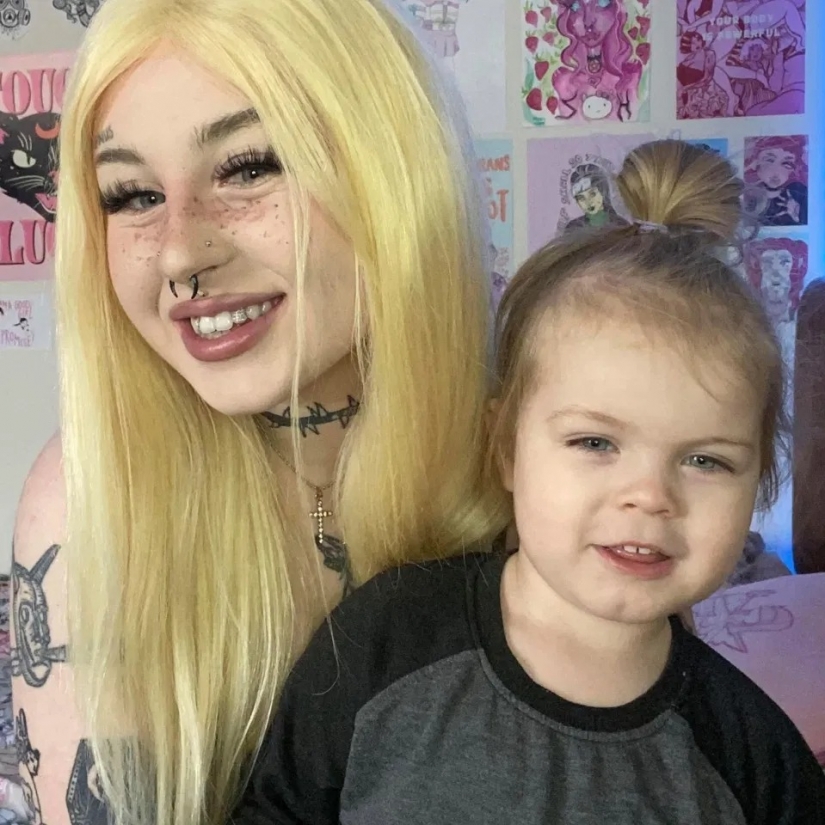 Not a prostitute, but the style is like this: trolls insult a young mother because of revealing outfits