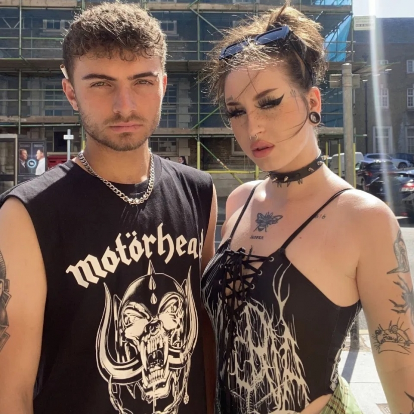 Not a prostitute, but the style is like this: trolls insult a young mother because of revealing outfits