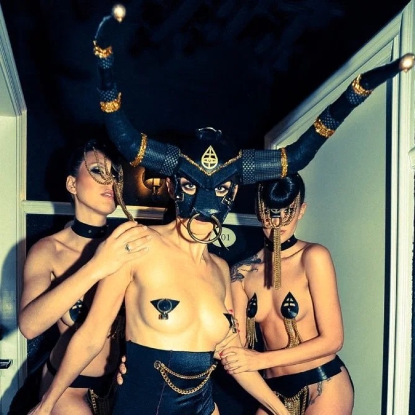 Orgía al más alto nivel: dentro de un club de sexo de élite, donde visitan estrellas de Hollywood y gente rica Orgía al más alto nivel: dentro de un club de sexo de élite, donde visitan estrellas de Hollywood y gente rica