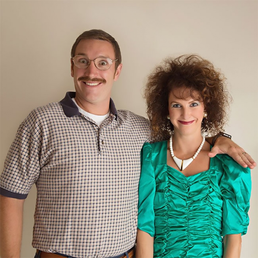 Para el 10 aniversario de su matrimonio, la pareja protagonizó una estúpida sesión de fotos al estilo de los años 80 Para el 10 aniversario de su matrimonio, la pareja protagonizó una estúpida sesión de fotos al estilo de los años 80