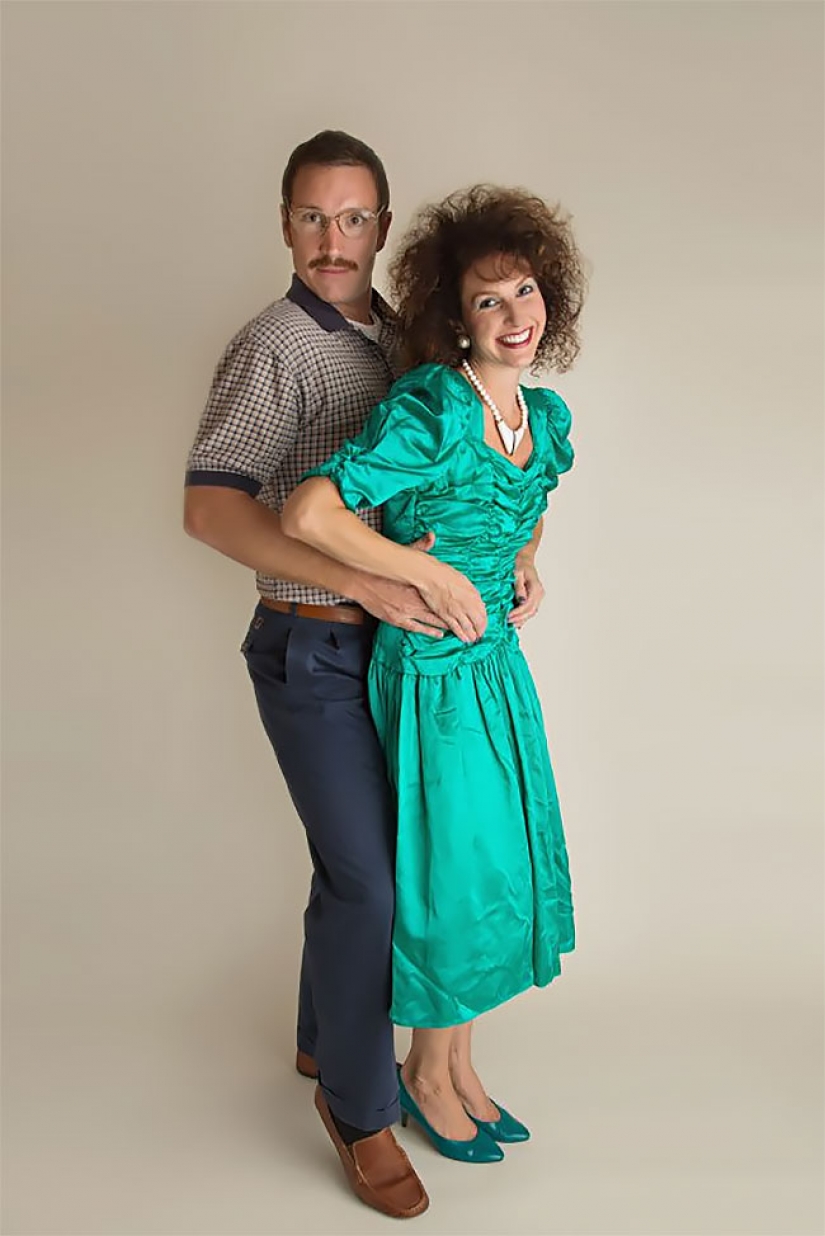 Para el 10 aniversario de su matrimonio, la pareja protagonizó una estúpida sesión de fotos al estilo de los años 80 Para el 10 aniversario de su matrimonio, la pareja protagonizó una estúpida sesión de fotos al estilo de los años 80