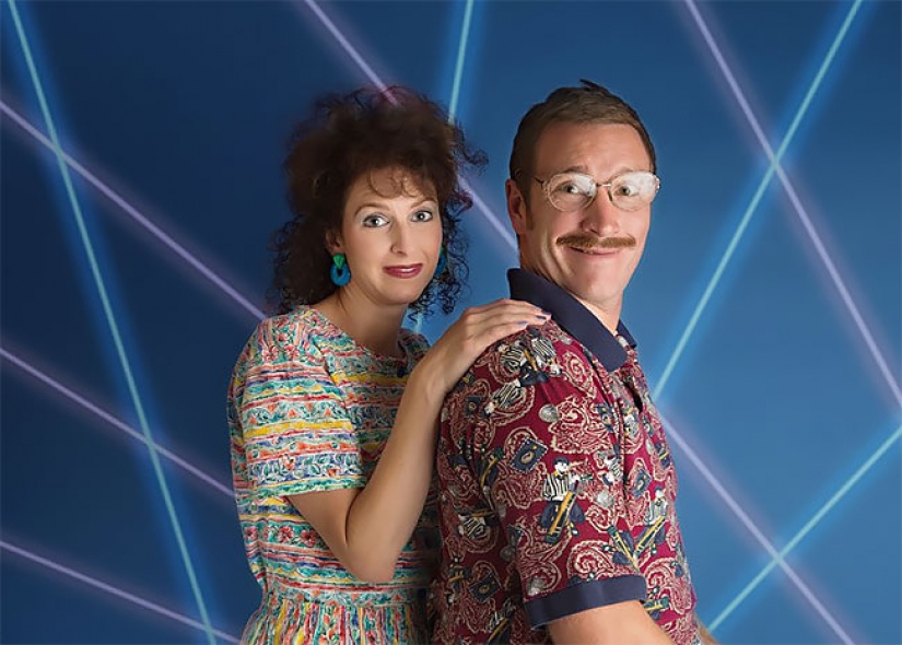 Para el 10 aniversario de su matrimonio, la pareja protagonizó una estúpida sesión de fotos al estilo de los años 80 Para el 10 aniversario de su matrimonio, la pareja protagonizó una estúpida sesión de fotos al estilo de los años 80