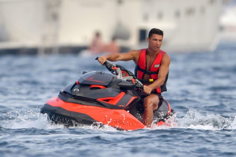 Paradise on the waves: aboard Cristiano Ronaldo's luxury yacht, worth millions