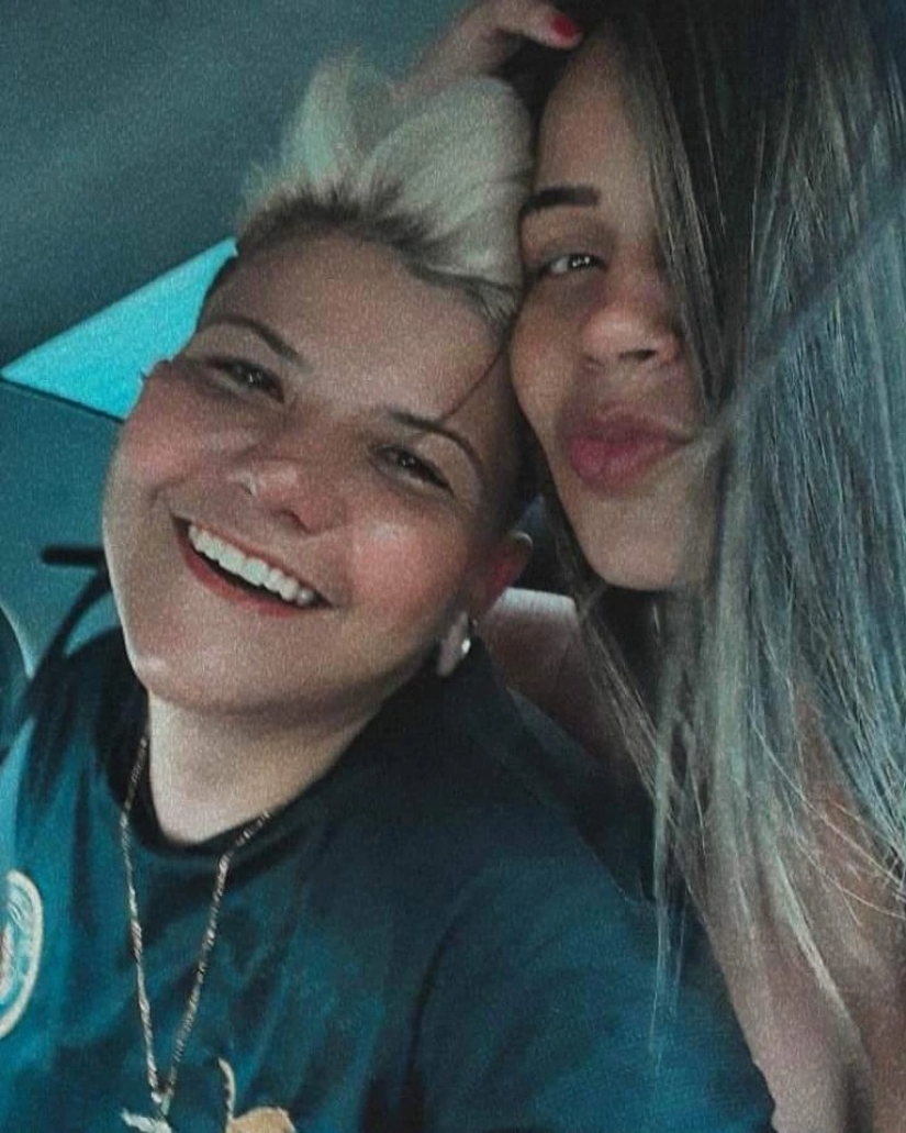 Pareja de lesbianas mató a un ex amante de uno de ellos y encendió su dinero en Instagram Pareja de lesbianas mató a un ex amante de uno de ellos y encendió su dinero en Instagram