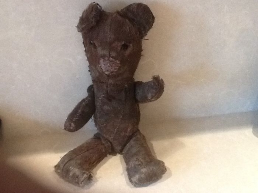 Past vs present: the same toy with a difference in age more than 25 years