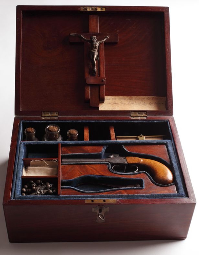 "¡Perezcan, espíritus malignos!": los kits de matar vampiros vuelven a ser relevantes "¡Perezcan, espíritus malignos!": los kits de matar vampiros vuelven a ser relevantes