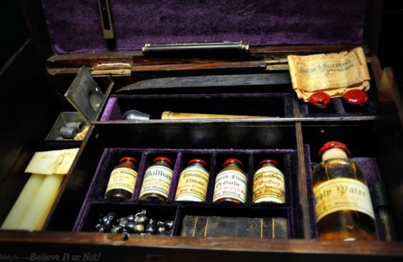"Perish, evil spirits!": vampire killing kits are relevant again "Perish, evil spirits!": vampire killing kits are relevant again