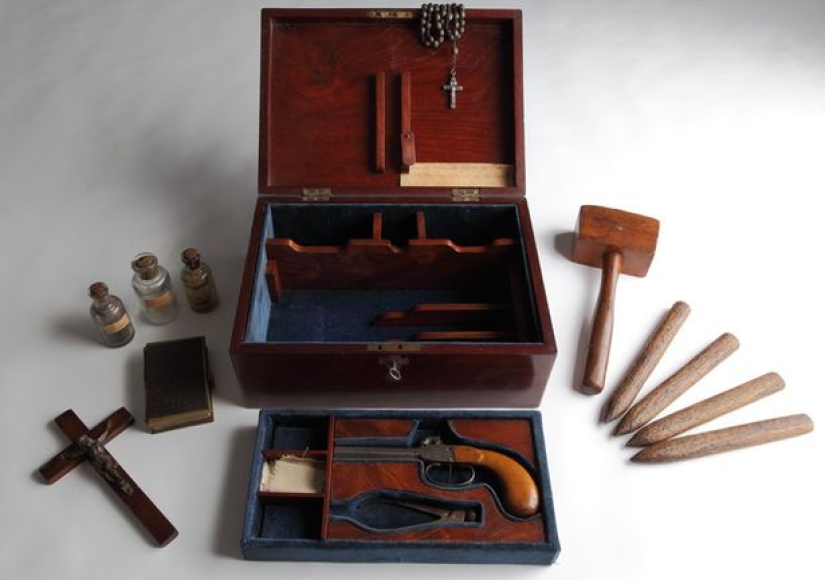 "Perish, evil spirits!": vampire killing kits are relevant again "Perish, evil spirits!": vampire killing kits are relevant again