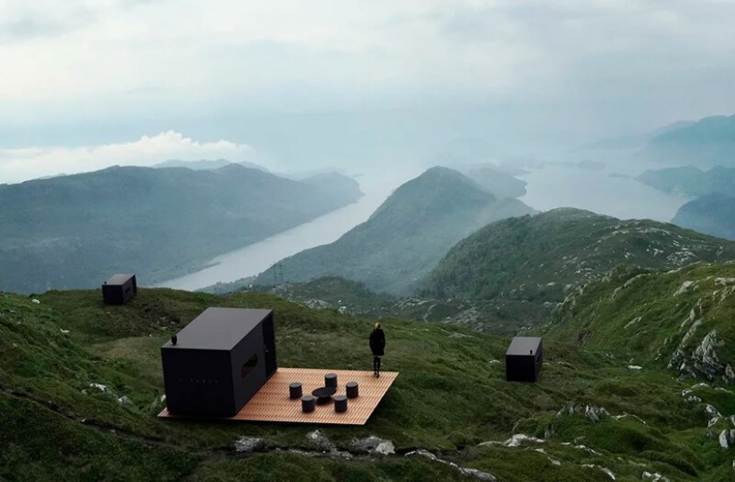 Pájaro cuadros con vistas de los fiordos y montañas de Noruega