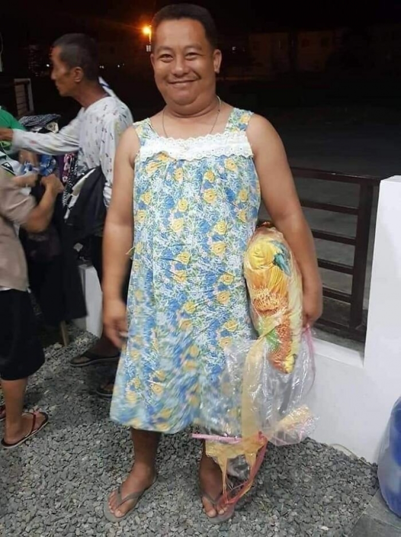 Por amor de dios, y con un lado del arco: los Filipinos que huyeron de el volcán, compartir fotos de donaciones de ropa