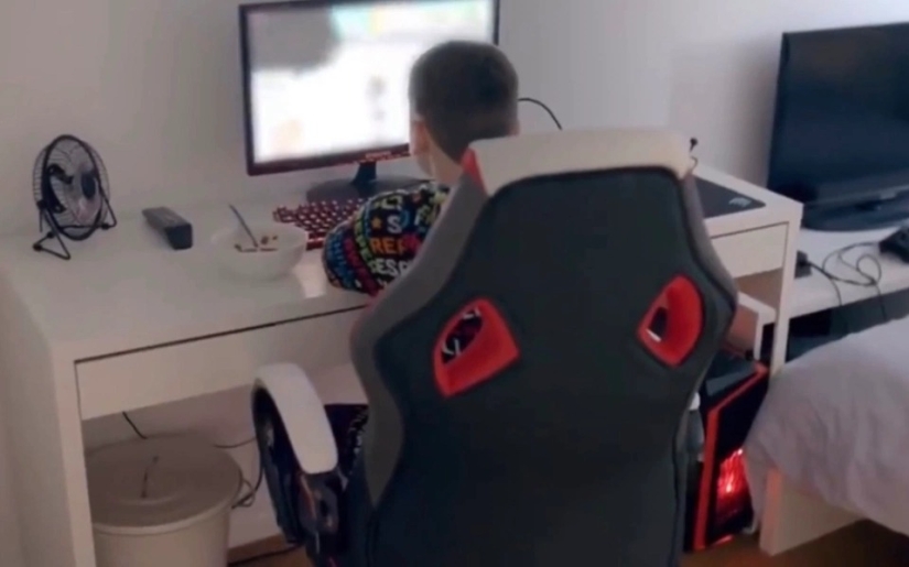 ¿Por qué una madre" perezosa " permite que los niños jueguen en la computadora todo el día y coman golosinas? ¿Por qué una madre" perezosa " permite que los niños jueguen en la computadora todo el día y coman golosinas?