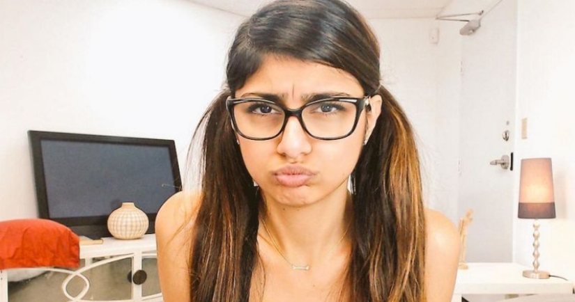 Porn star Mia Khalifa sells her legendary glasses Porn star Mia Khalifa sells her legendary glasses