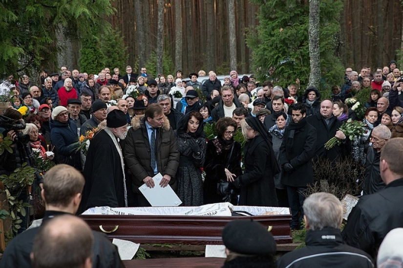 Posthumous photos of celebrities: specific earnings on idols of millions Posthumous photos of celebrities: specific earnings on idols of millions