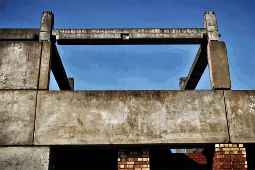 Power in Motion: Spanish photographer turns street graffiti into GIF