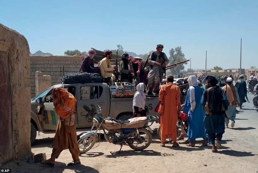 Propagando la muerte: los talibanes están dominando las ciudades afganas y obligando a las niñas a la esclavitud sexual Propagando la muerte: los talibanes están dominando las ciudades afganas y obligando a las niñas a la esclavitud sexual