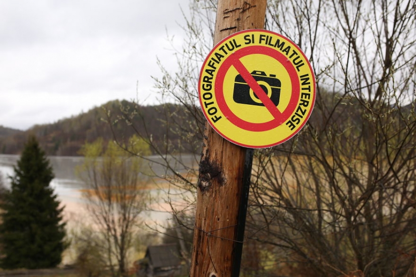 Pueblo rumano de Jamana se ahoga en el lago de residuos industriales