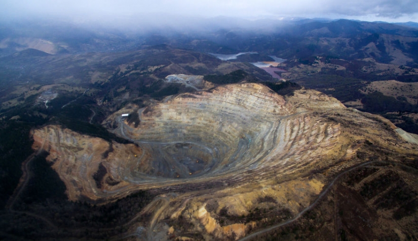 Pueblo rumano de Jamana se ahoga en el lago de residuos industriales