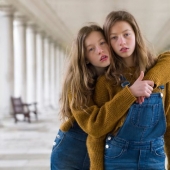 Retratos de gemelos idénticos muestran cuán diferentes son