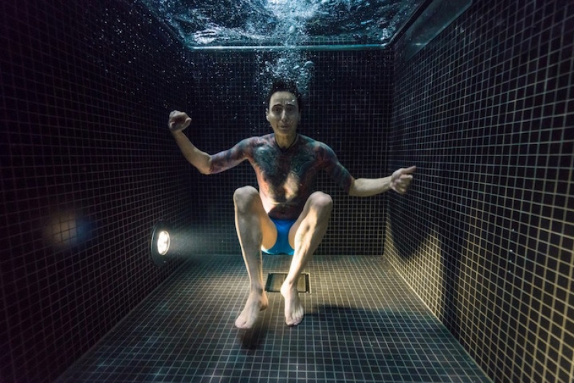 Retratos submarinos de personas que se sumergieron en una piscina de agua helada