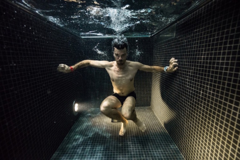 Retratos submarinos de personas que se sumergieron en una piscina de agua helada