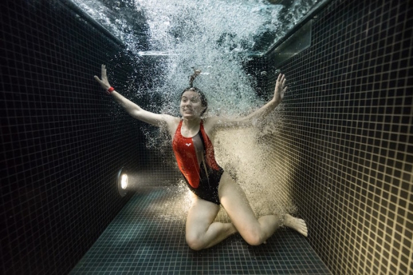 Retratos submarinos de personas que se sumergieron en una piscina de agua helada