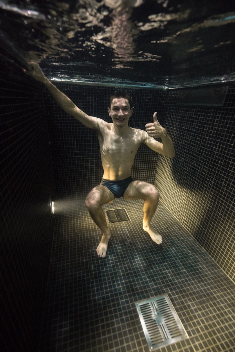Retratos submarinos de personas que se sumergieron en una piscina de agua helada
