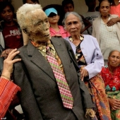 Rituales funerarios inusuales en Indonesia