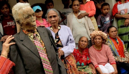 Rituales funerarios inusuales en Indonesia