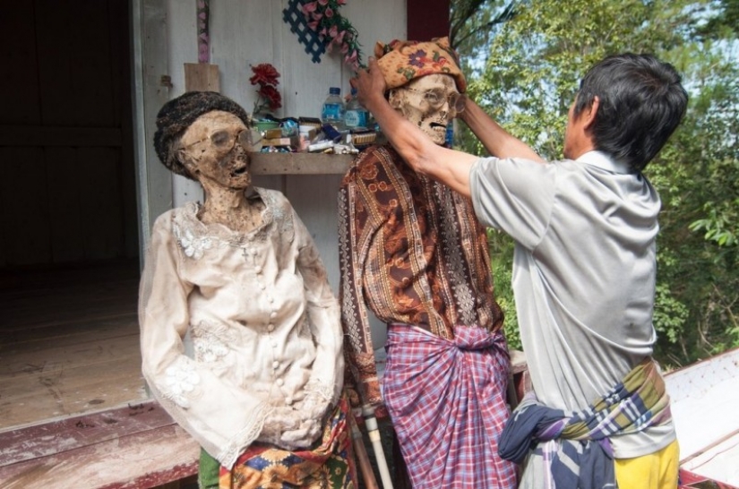 Rituales funerarios inusuales en Indonesia