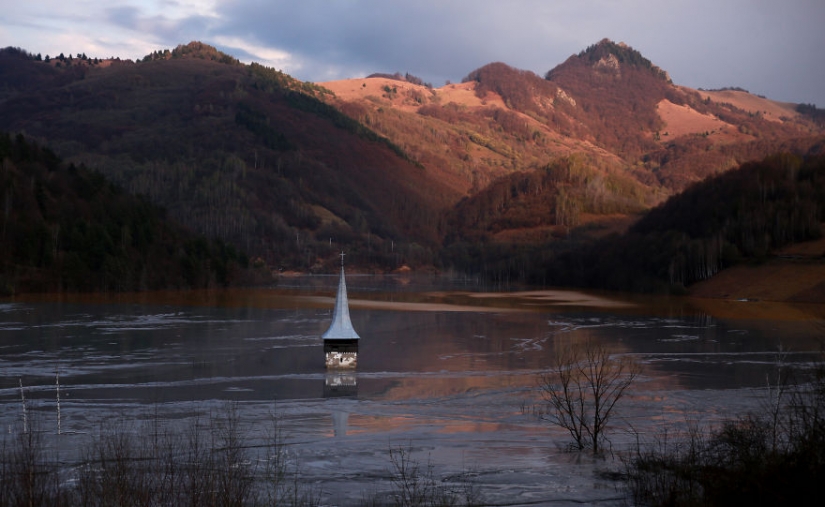 Romanian village of Jamana drowns in industrial waste lake