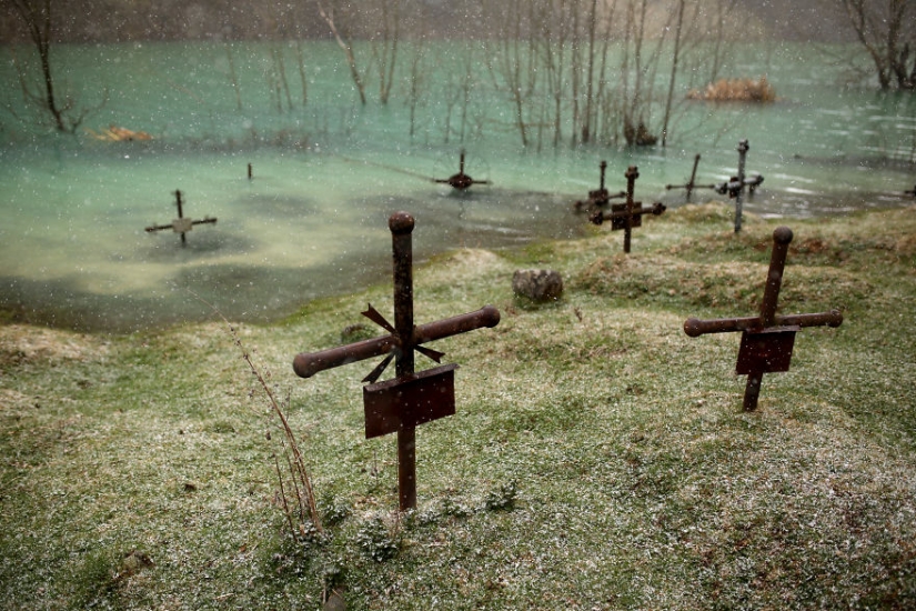 Romanian village of Jamana drowns in industrial waste lake