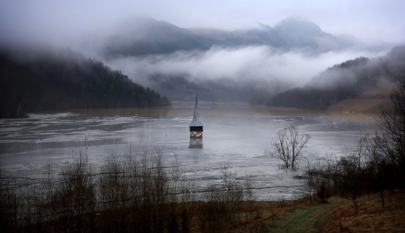 Romanian village of Jamana drowns in industrial waste lake