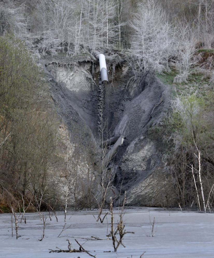 Romanian village of Jamana drowns in industrial waste lake