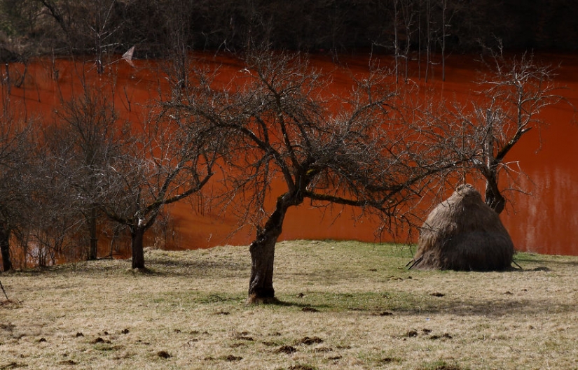 Romanian village of Jamana drowns in industrial waste lake