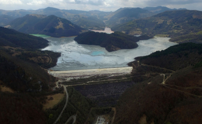 Romanian village of Jamana drowns in industrial waste lake