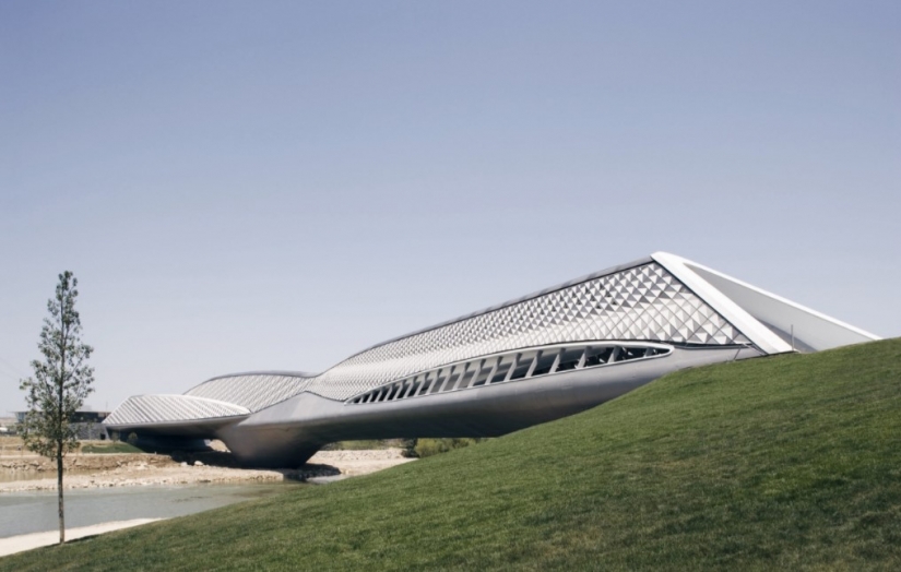 Round, unfinished and endless-10 most unusual bridges in the world