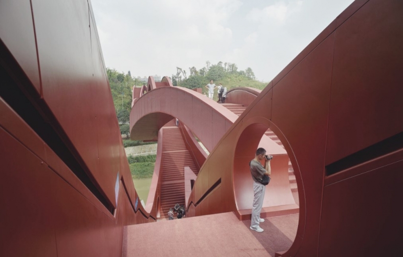 Round, unfinished and endless-10 most unusual bridges in the world
