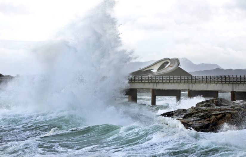 Round, unfinished and endless-10 most unusual bridges in the world