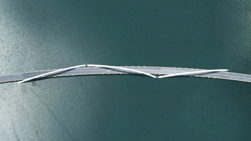 Round, unfinished and endless-10 most unusual bridges in the world